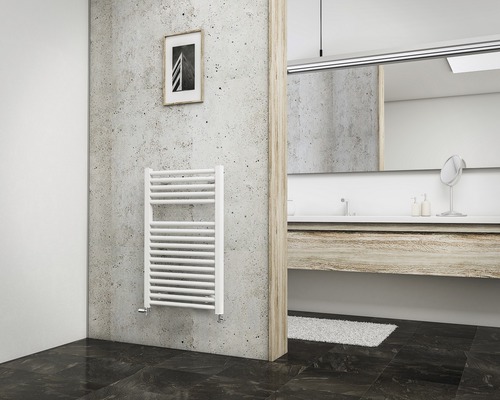 Baie modernă cu radiator alb, chiuvetă și oglindă
